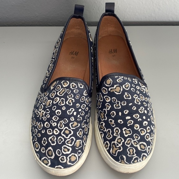 Blue animal print slip on sneakers size 6 - Picture 2 of 8